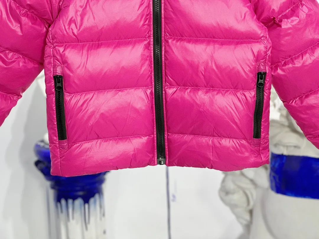 P640 CANADA GOOSE Canada Goose Crofton Children's Down Hoodie Big Goose Down Jacket 5460K Product Features ·This style uses thin channel-filled structural filling: 750-fill duck down, with lightweight fabrics and trims, lightweight and warm, allowing you to move freely ·Decorated with iconic double-stripe reflective details on the back ·Adjustable down hood sewn with reflective trim to enhance warmth and better protect against bad weather ·A weatherproof placket is designed under the two-way zipper to prevent wind and keep warm. The zipper opens from the bottom for increased range of motion and improved breathability. Power Stretch® reflective cuffs are stylish and lightweight, adding wind protection and warmth and making you more visible in low-light environments. Goose I.D. heritage label on the inside. 2 exterior pockets: Hand pockets with zipper closure and tricot fabric at the joints for softness and warmth.